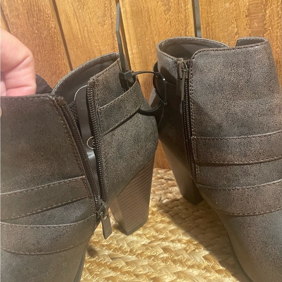 NWOB Forever Short Zip Up Brown/Black Boots Sz 8 - Picture 4 of 9